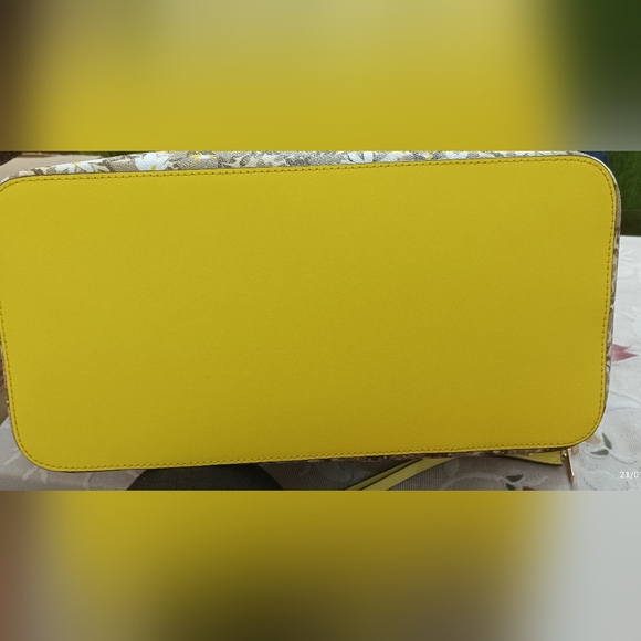 Combo: Authentic Michael Kors Jet Set Travel Signature Carryall Tote and Wallet - Picture 7 of 16